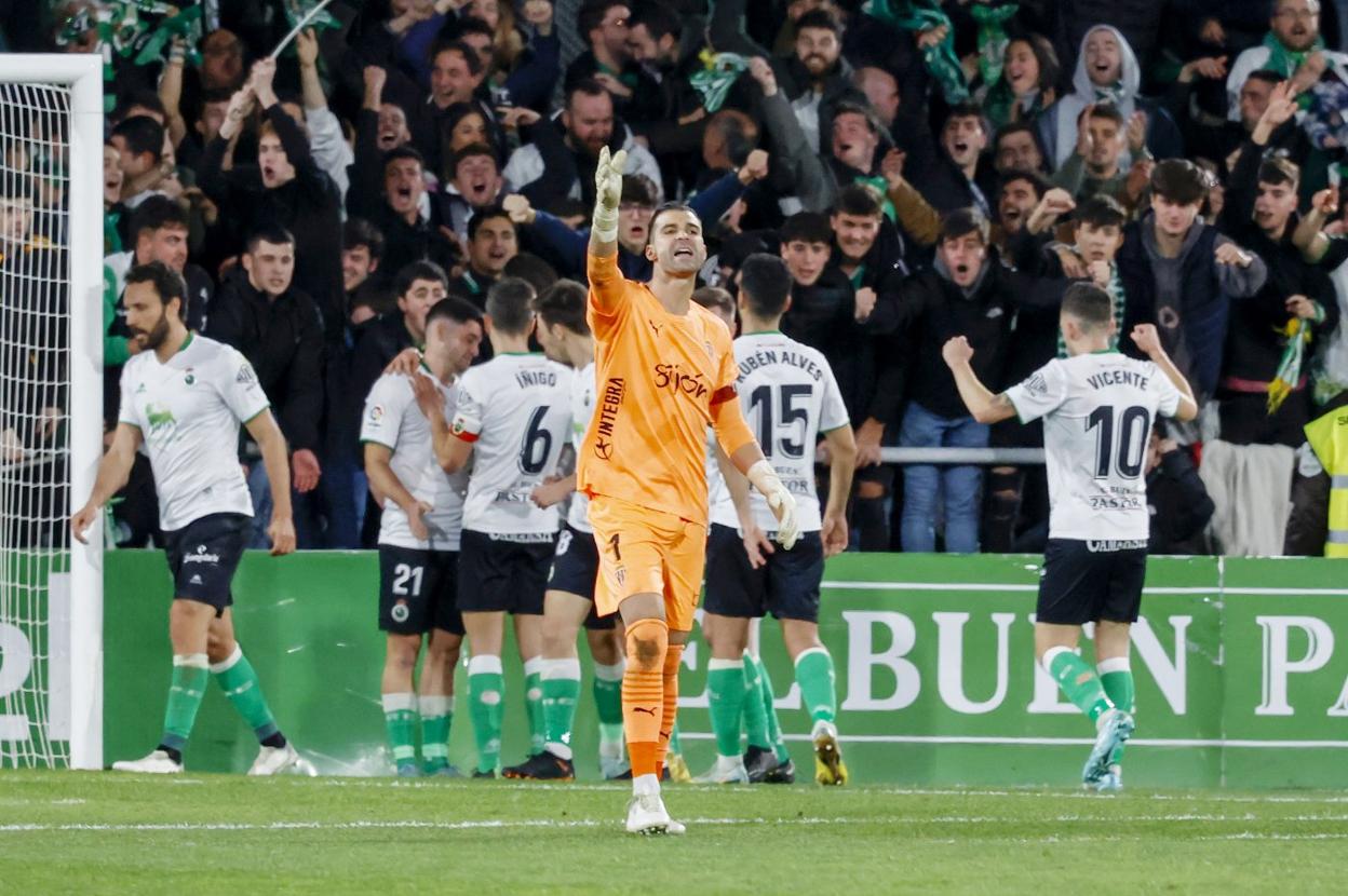 El guardameta Cuéllar se dirige a algunos compañeros, con los jugadores del Racing celebrando el segundo gol Matheus. 