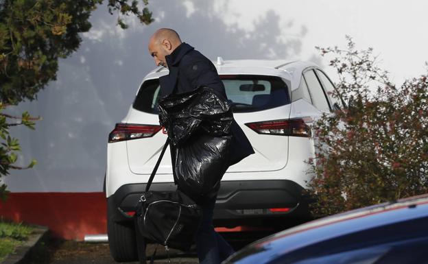 Abelardo se va de Mareo tras ser destituido como entrenador del Sporting. 