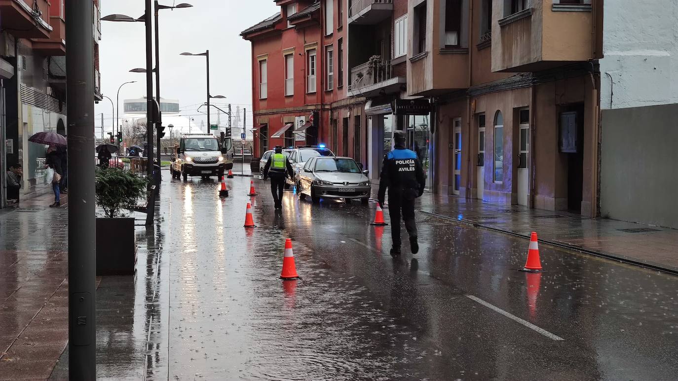 Fotos: Las consecuencias del temporal en Avilés: calles inundadas y árboles caídos