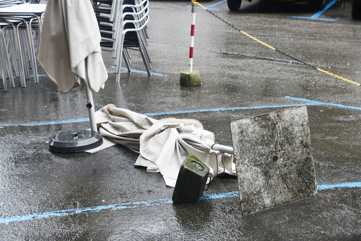 Fotos: Las consecuencias del temporal en Avilés: calles inundadas y árboles caídos