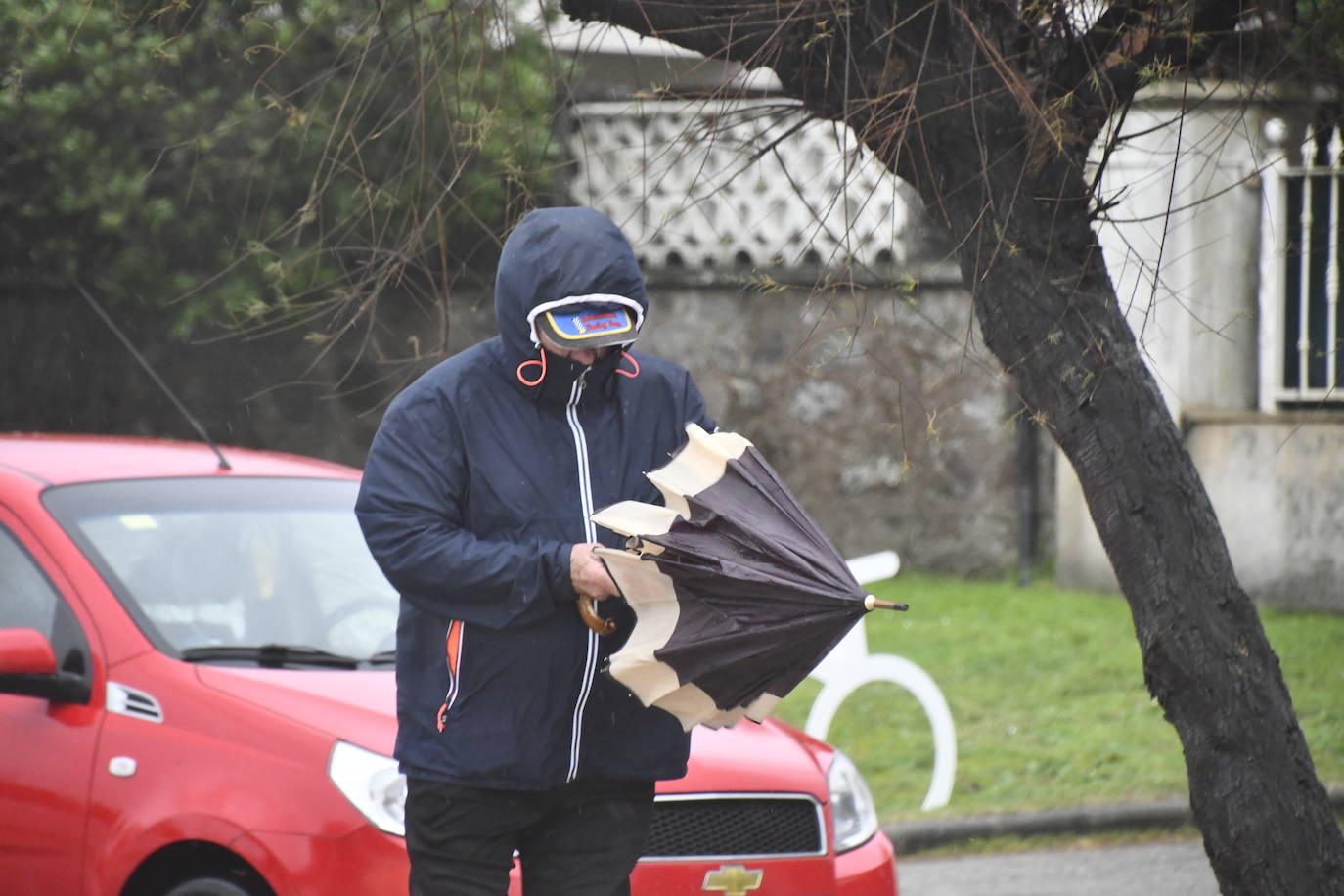 Fotos: Las consecuencias del temporal en Avilés: calles inundadas y árboles caídos