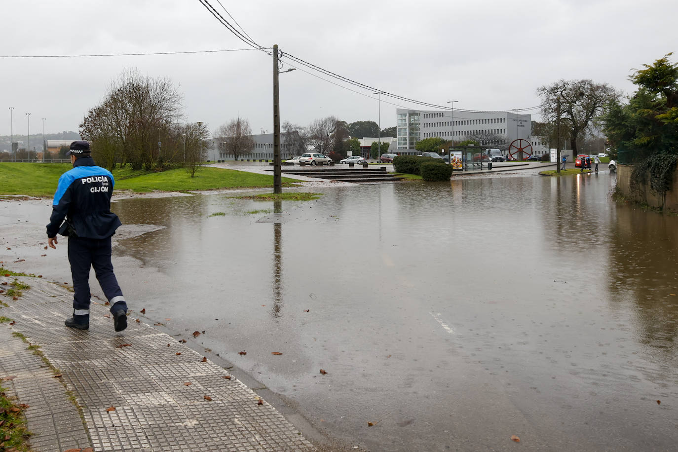 Fotos: Consecuencias del temporal en Gijón: inundaciones, calles cortadas y varios desperfectos