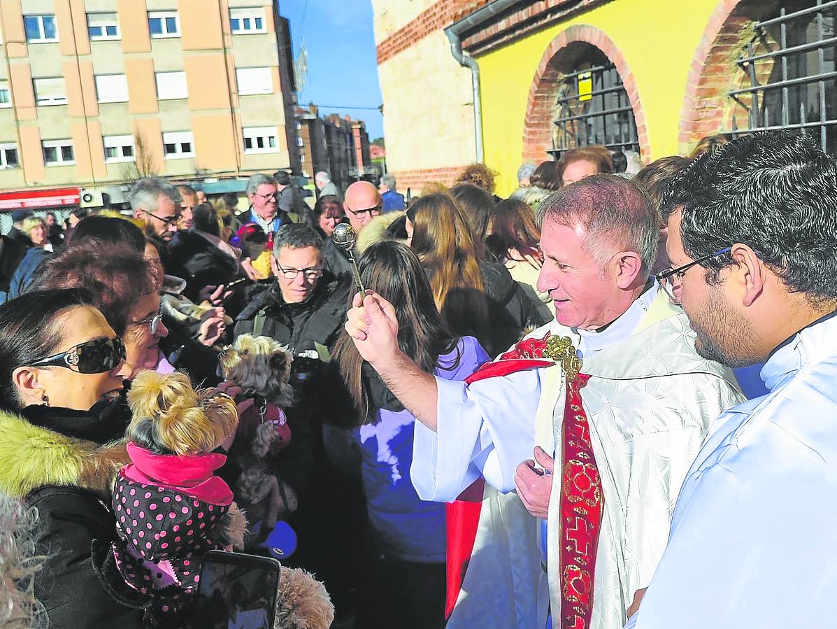 El párroco de Lugones, Joaquín Serrano, durante la bendición. fotos: m. rivero