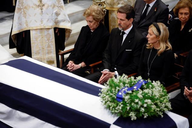 Ana María de Grecia junto a su hijo Pablo y su mujer, Marie Chantal, durante el funeral.