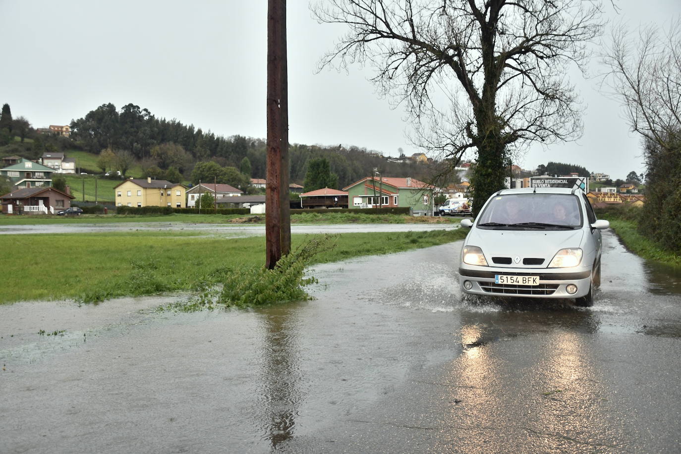 Fotos: Árboles caídos y nuevas inundaciones por fuerte temporal en Avilés