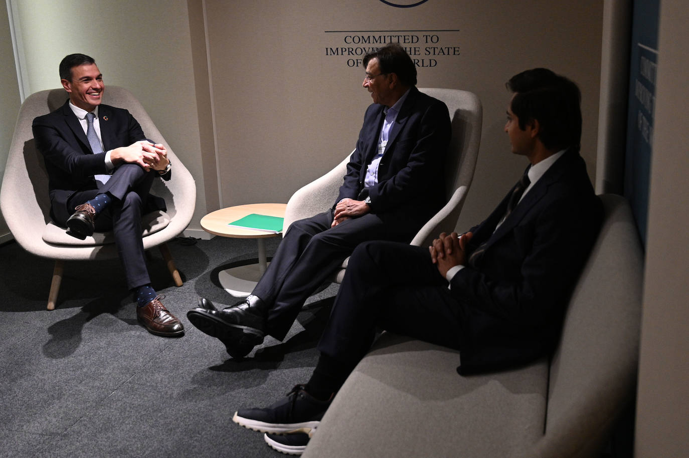 Los Mittal y Sánchez se reúnen en Davos para impulsar el plan de Arcelor en Asturias