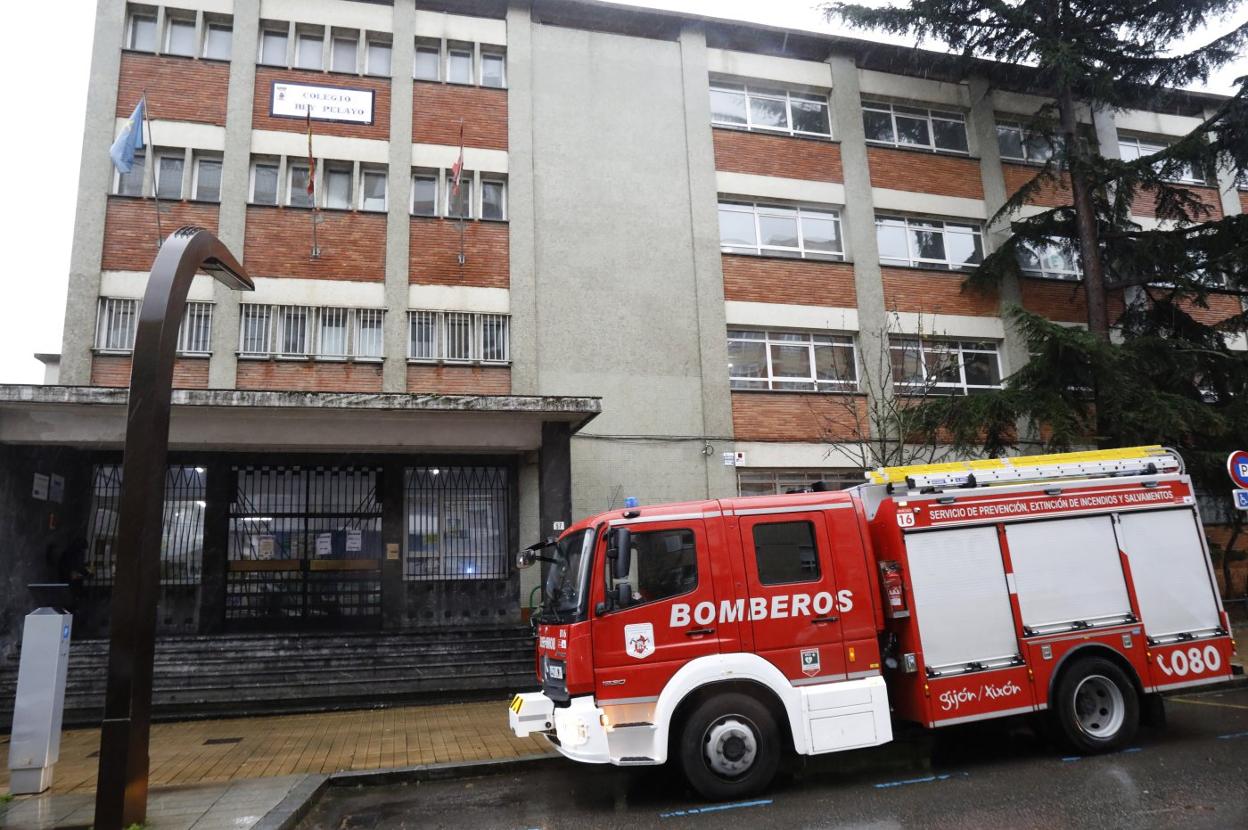 Una dotación de bomberos, frente al colegio Rey Pelayo, durante la mañana de ayer, en la que varios operarios se encargaron de sacar mobiliario y material para llevarlo a los dos centros que acogerán al alumnado. 