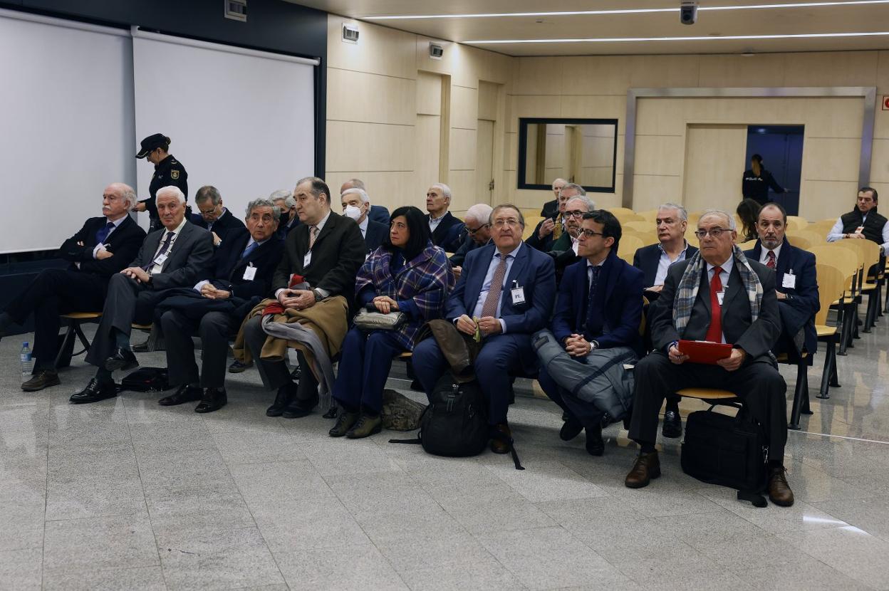 Los acusados por el 'caso El Musel' se sentaron en el banquillo de la Audiencia Nacional, excepto José María López Piñol, cuyo enjuiciamiento quedó en suspenso por motivos de salud. 