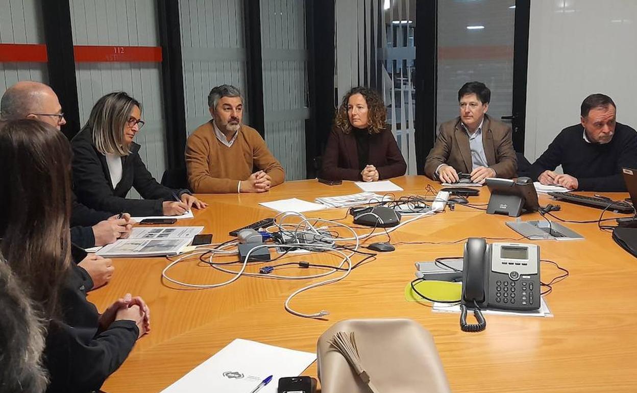 El consejero de Medio Rural y Cohesión Territorial, Alejandro Calvo, se ha reunido este martes con el gerente del Servicio de Emergencias del Principado de Asturias (Sepa), Óscar Rodríguez, el jefe del área de Bomberos, Miguel Ángel Pérez, y el jefe del área del 112, José Luis Fernández. 