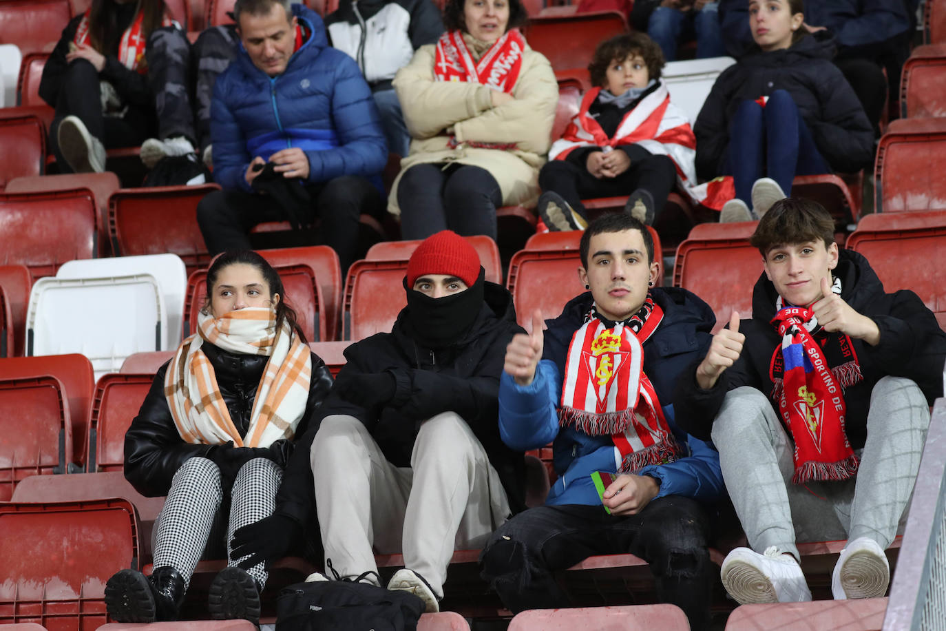 Fotos: ¿Estuviste en el Sporting - Valencia? ¡Búscate!