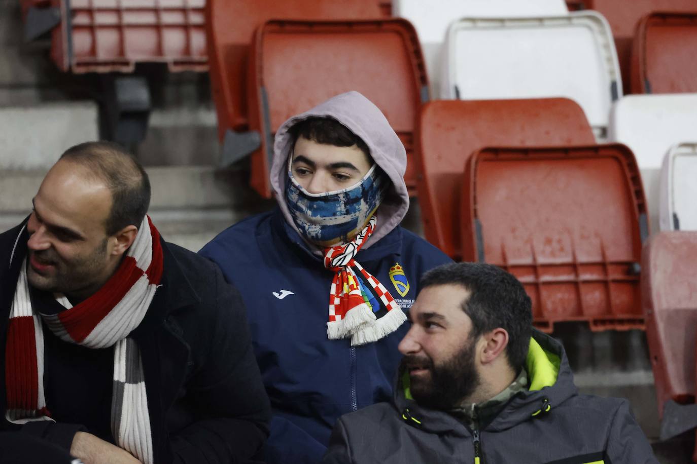 Fotos: ¿Estuviste en el Sporting - Valencia? ¡Búscate!