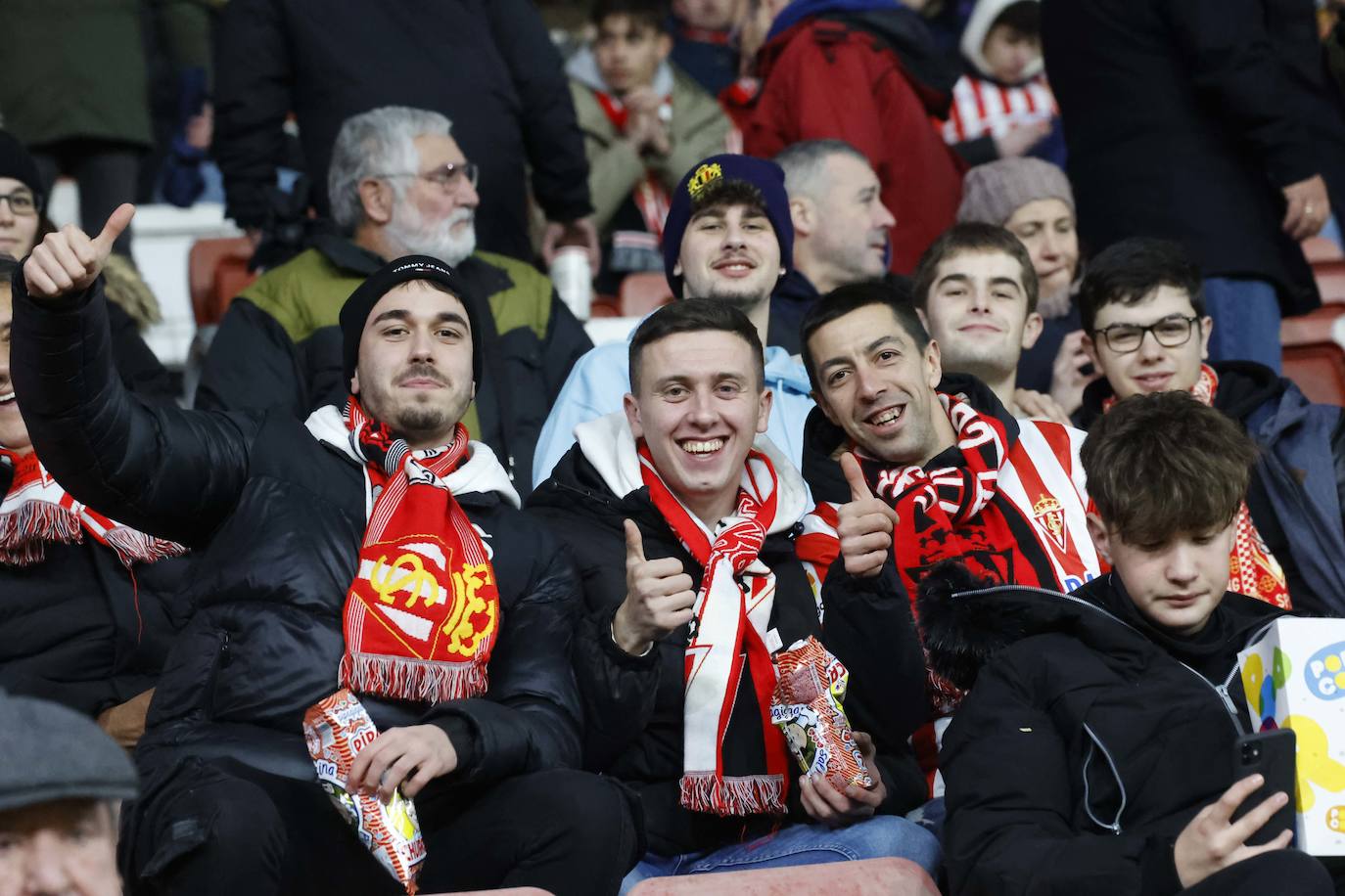 Fotos: ¿Estuviste en el Sporting - Valencia? ¡Búscate!