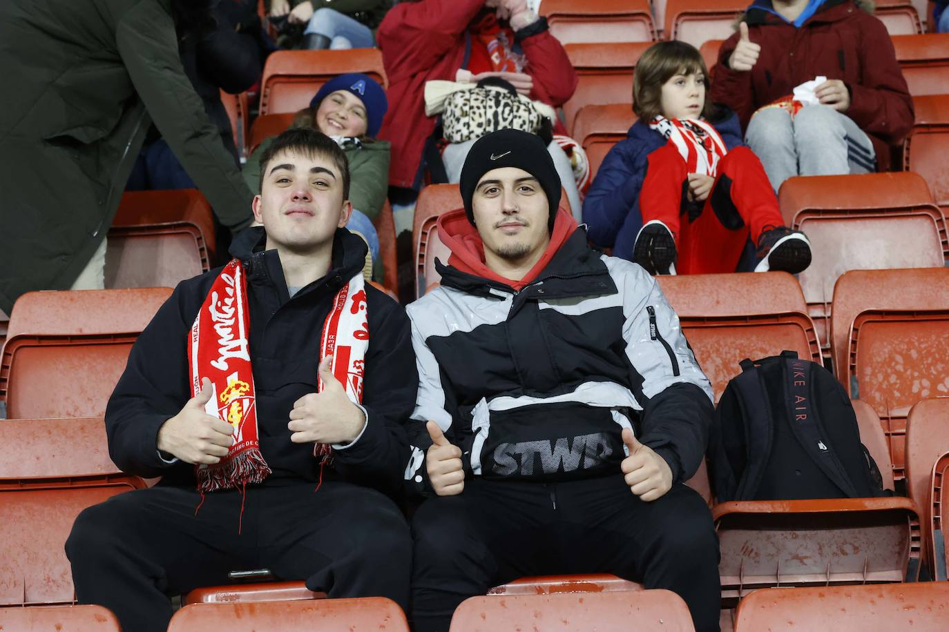 Fotos: ¿Estuviste en el Sporting - Valencia? ¡Búscate!