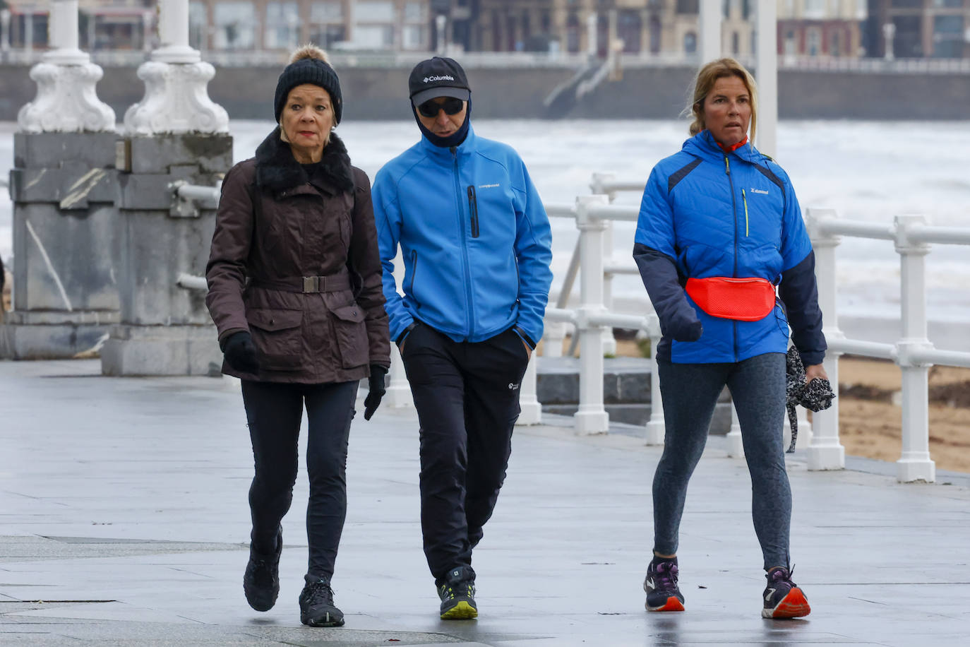 Fotos: Gijón se abriga bajo la lluvia y el granizo