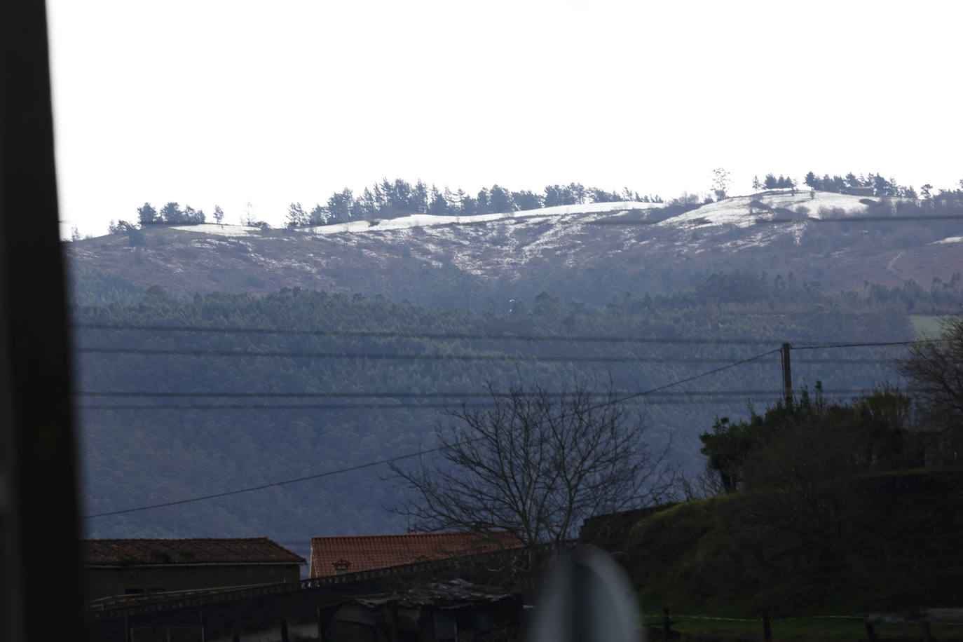 Fotos: Gijón se abriga bajo la lluvia y el granizo