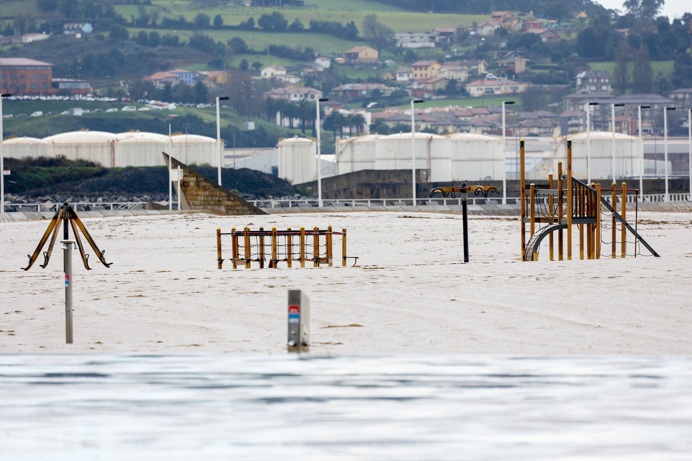 Fotos: Gijón se abriga bajo la lluvia y el granizo