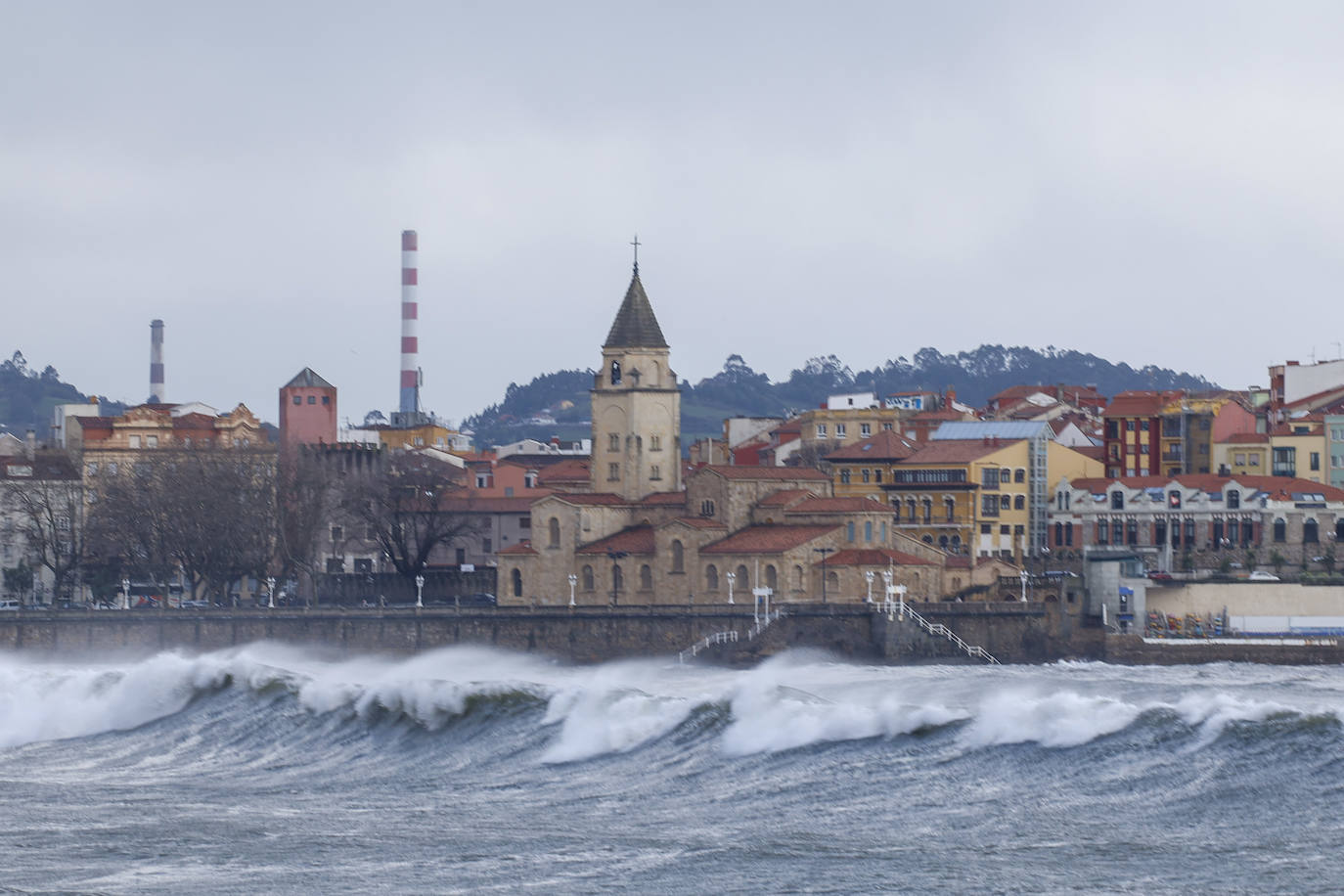 Fotos: Gijón se abriga bajo la lluvia y el granizo