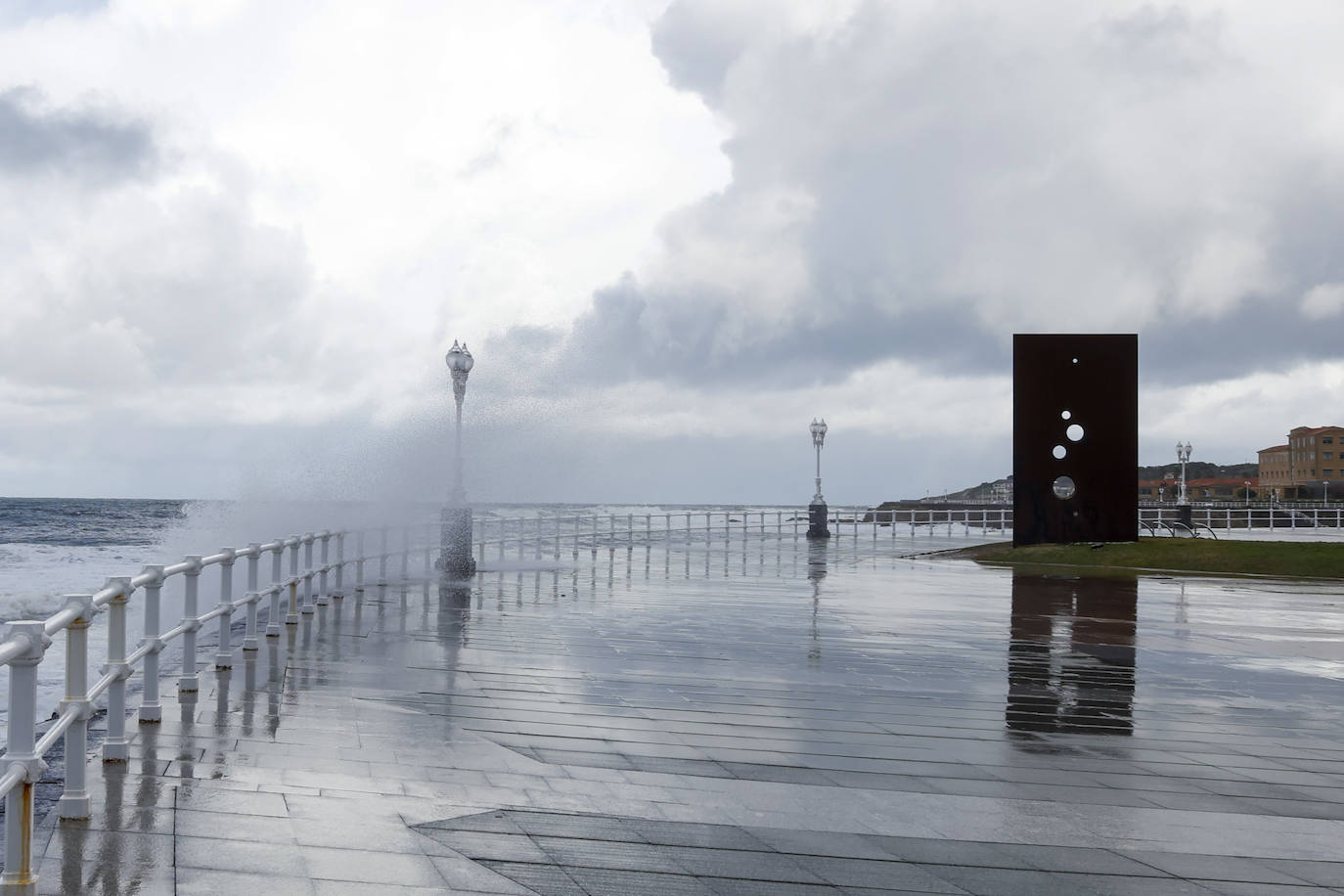 Fotos: Gijón se abriga bajo la lluvia y el granizo