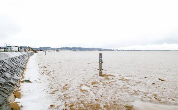 Galería. Gijón se abriga bajo la lluvia y el granizo