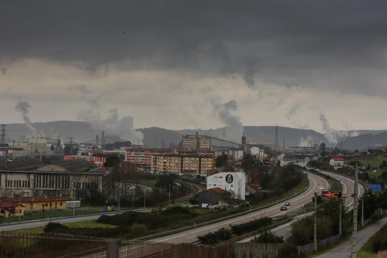No es inusual que las nubes de contaminación invadan el cielo sobre Trasona, como muestra la imagen. 