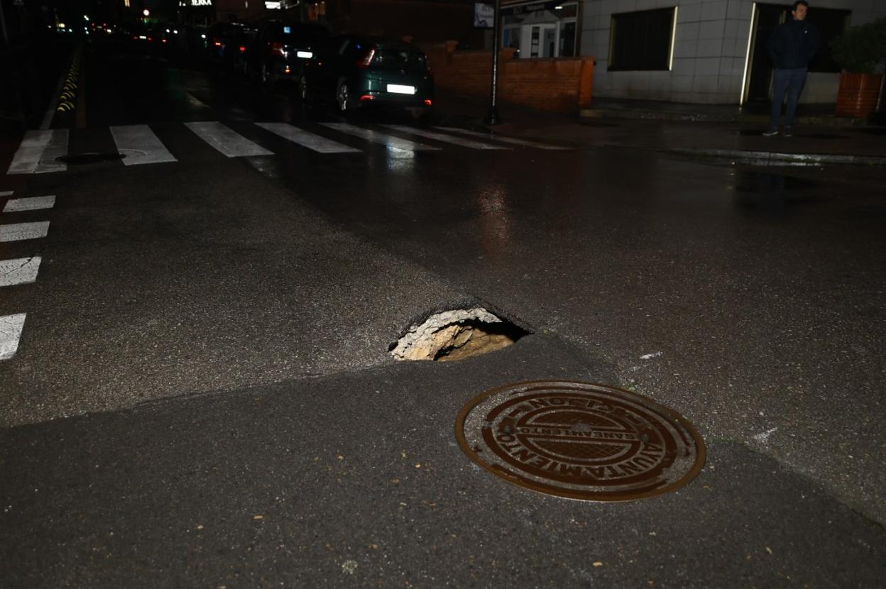 Socavón en la calle General Suárez Valdés. 