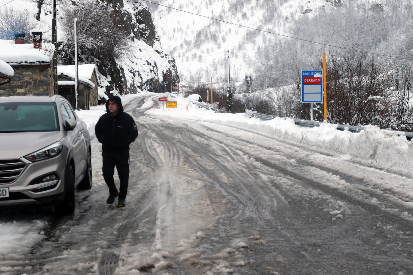 Fotos: San Isidro, nevado y con el puente cerrado por riesgo de aludes