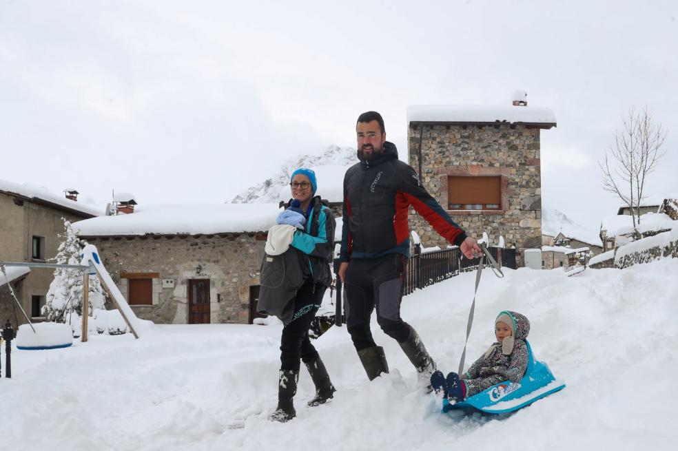 Sara Fernández y Carlos López salieron con sus hijos, Andrés y Haya, a disfrutar de la primera nevada intensa. 