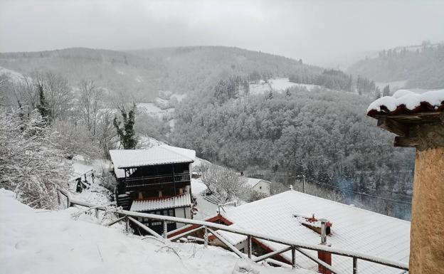 Galería. El temporal deja el occidente asturiano cubierto por un manto de nieve