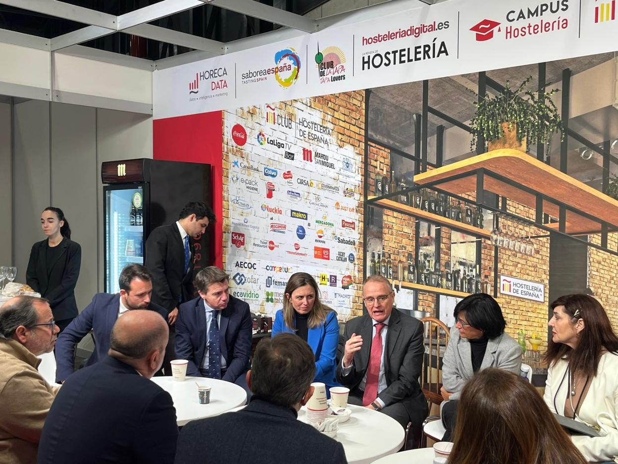 Diego Canga, tercero por la derecha, interviene en la reunión que mantuvo con la Mesa de Turismo de Fade en Fitur. 