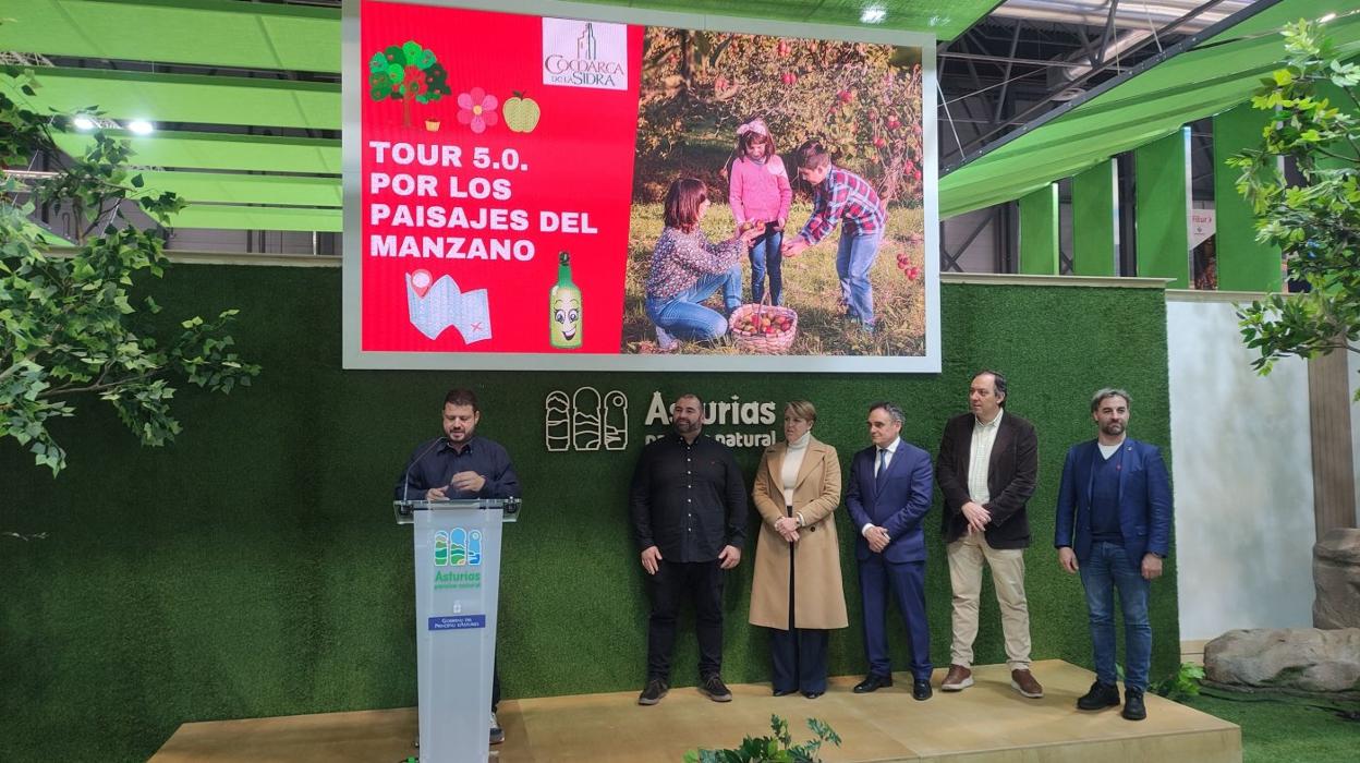 Los alcaldes de la Comarca de la Sidra en Fitur. 