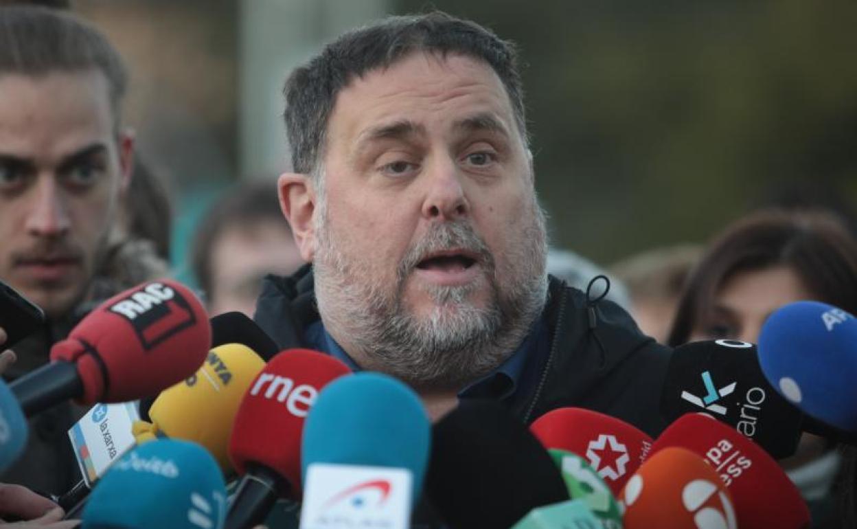 El presidente de ERC, Oriol Junqueras, ofrece declaraciones a los medios antes de comenzar la manifestación.