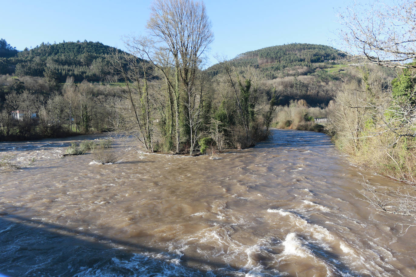 El río Narcea a su paso por Cornellana. 