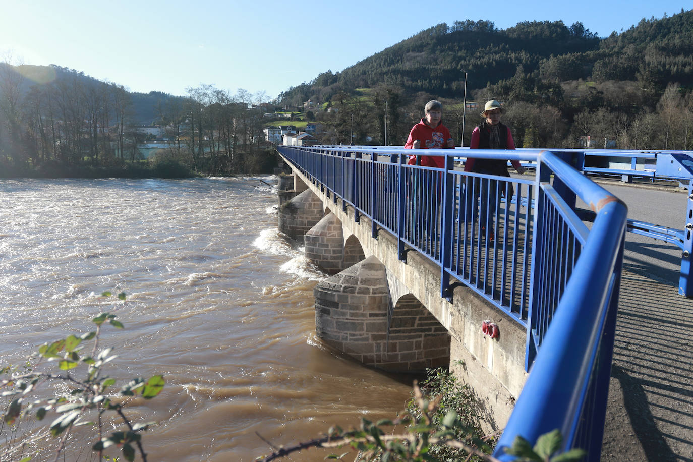 El río Narcea a su paso por Cornellana. 