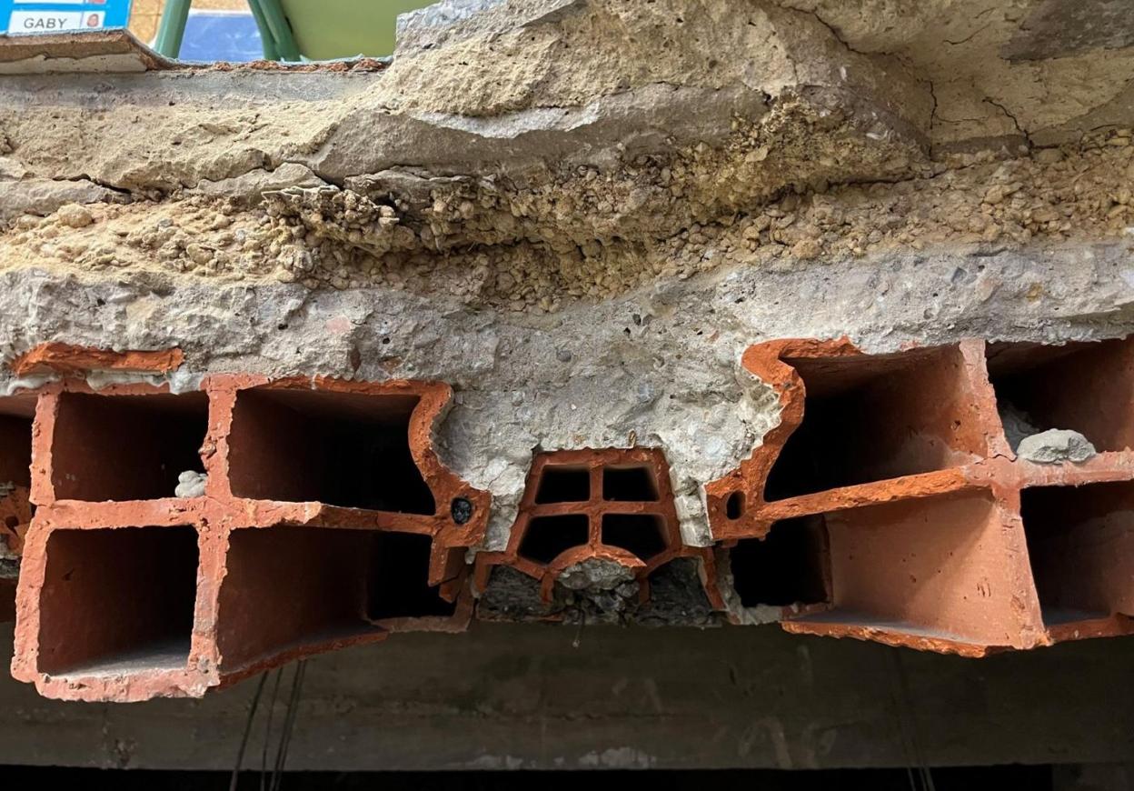 Nervios del forjado colgando en la zona colapsada; balsas y gotas de agua en otras zonas; nervio del forjado roto y armaduras oxidadas.