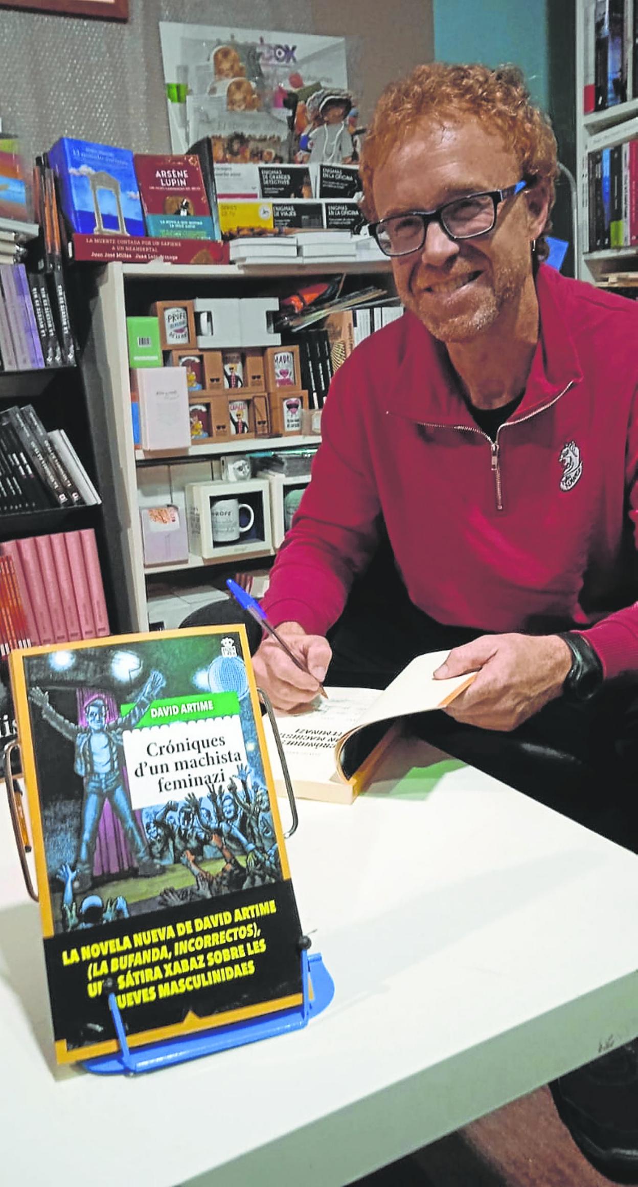 David Artime, firmando exemplares de la so novela na Buena Letra. 