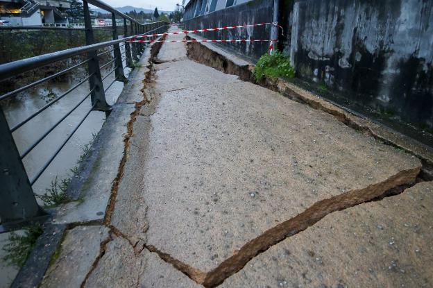 «Lo más probable es que el muro está mal hecho», dice Aurelio Martín sobre el socavón de la senda fluvial del Piles