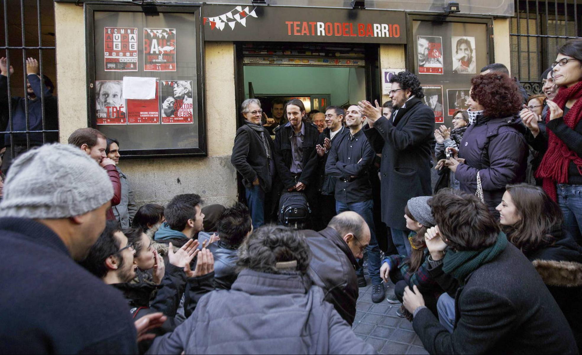 Pablo Iglesias y Juan Carlos Monedero en la fundación de Podemos en el Teatro del Barrio de Lavapiés el 14 de enero de 2014.