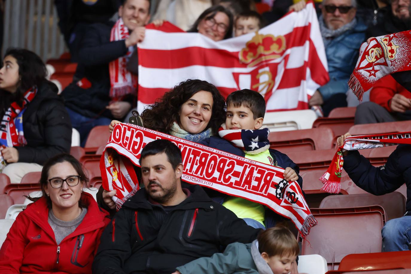 Fotos: ¿Estuviste en el Sporting - Zaragoza? ¡Búscate en las fotos!