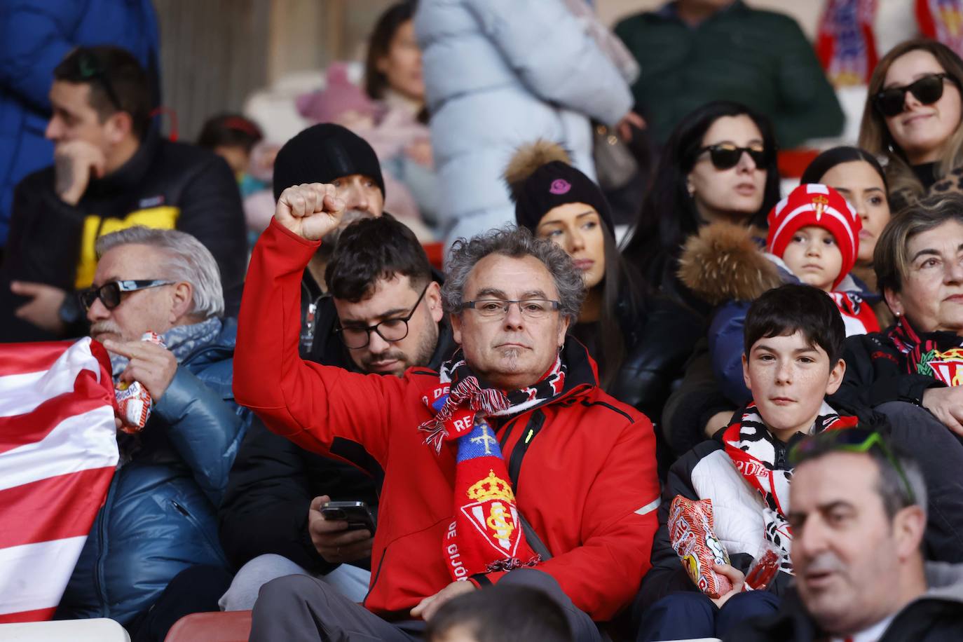 Fotos: ¿Estuviste en el Sporting - Zaragoza? ¡Búscate en las fotos!