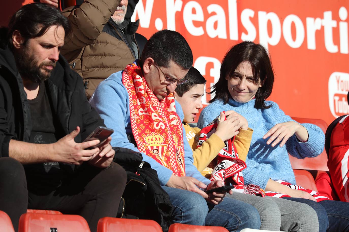 Fotos: ¿Estuviste en el Sporting - Zaragoza? ¡Búscate en las fotos!