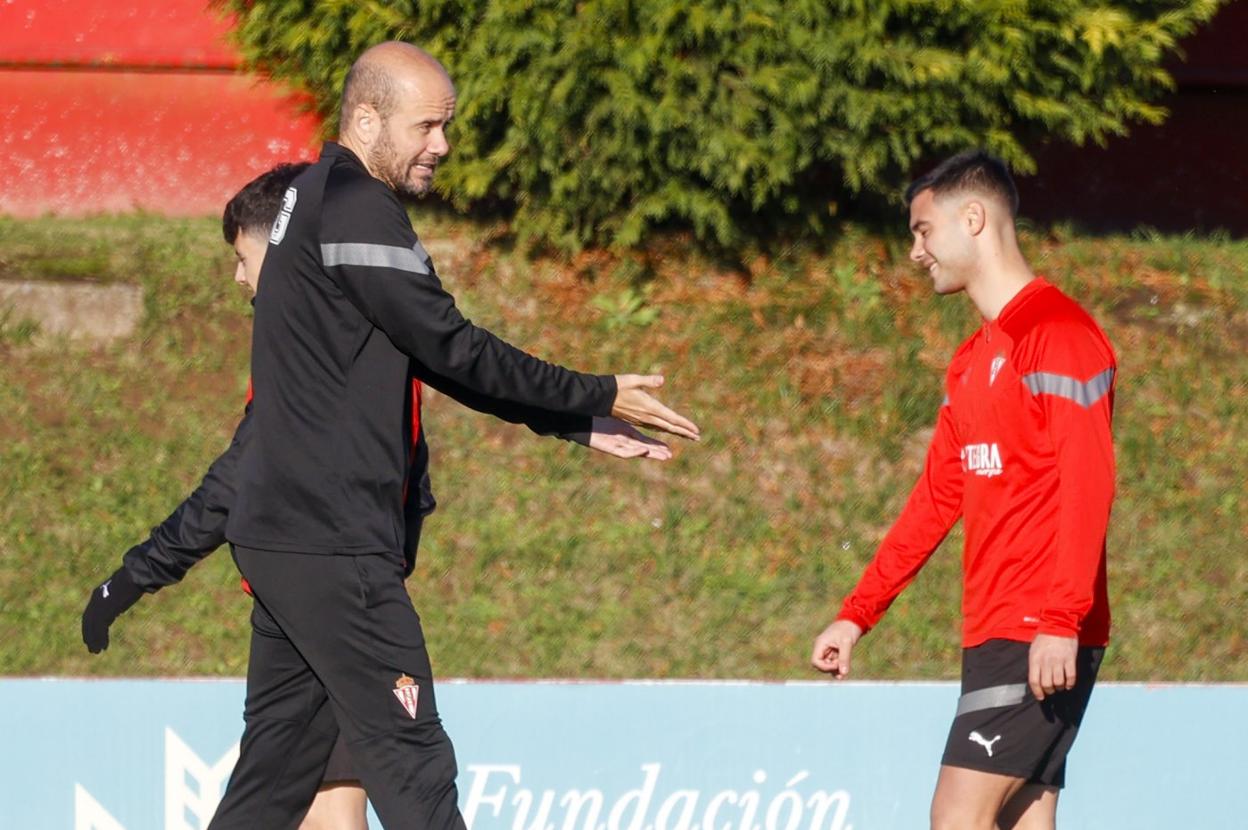 Ramírez corrige una acción a Diego Sánchez durante la sesión preparatoria en Mareo. 