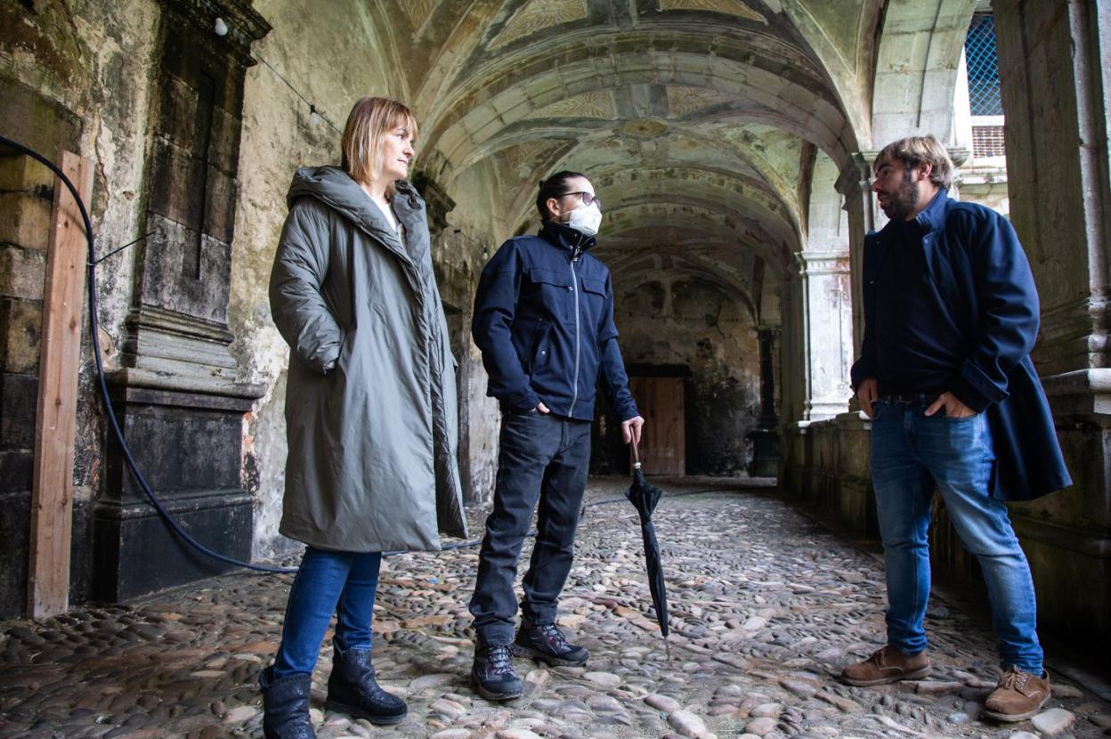 Covadonga Tomé, David Valiela y Daniel Ripa, en el interior del monasterio de Cornellana. 