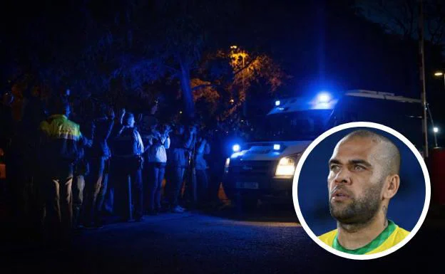 Dani Alves sale detenido en un coche policial tras acudir a declarar en la Comisaría de Les Corts el pasado 20 de enero en Barcelona; abajo a la derecha, una imagen de archivo del futbolista.