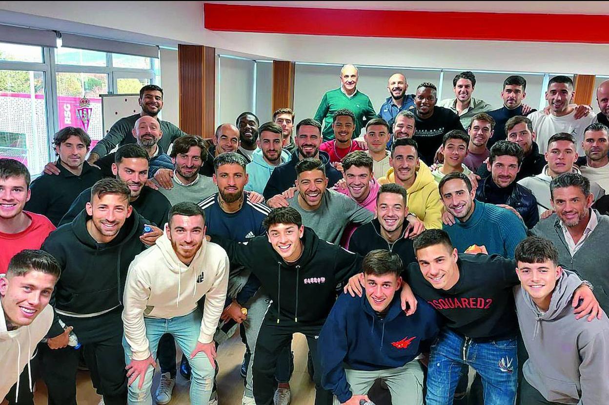 Irarragorri, en la segunda fila de abajo por la derecha, acompañado de jugadores, directivos, técnicos y el nuevo entrenador, en la fila de arriba también a la derecha. 