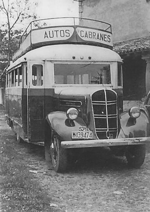 Los autocares, principal medio de transporte en Asturias, eran legión.