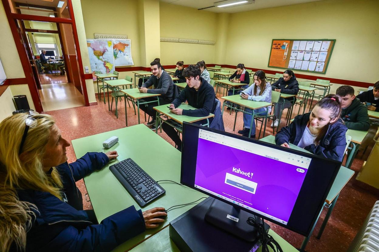 Alumnos de segundo de Bachillerato del IES La Ería, de Oviedo, trabajan con los móviles en una de sus clases. 