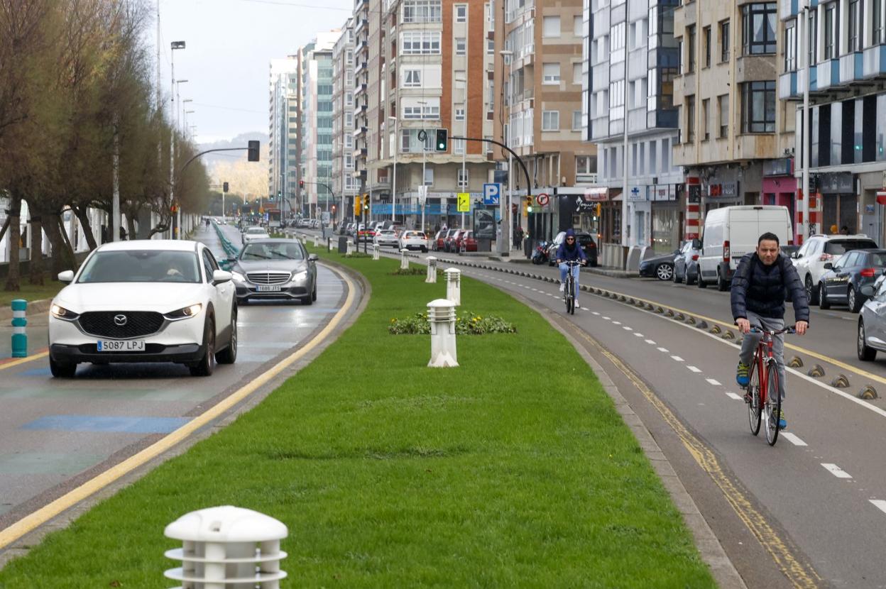 Actual disposición de la calle Rufo García Rendueles con un corredor verde peatonal, tráfico en dos sentidos y carril bici. 