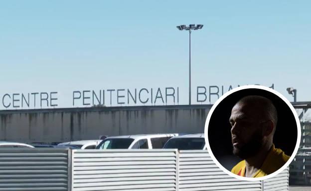 Prisión de Brians 1 en Barcelona donde está detenido Dani Alves; abajo a la derecha, el jugador en un partido de su época en el Barcelona.