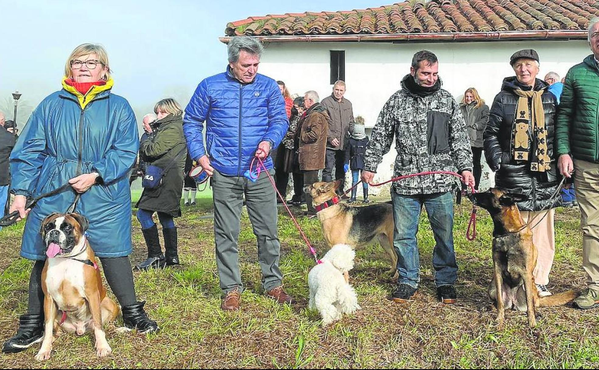 Loli Laurés y 'Bosley', Chema Rodríguez y 'Toby', Noé González y 'Yamba' y Carmen Rodríguez y Manuel González con 'Minie'.