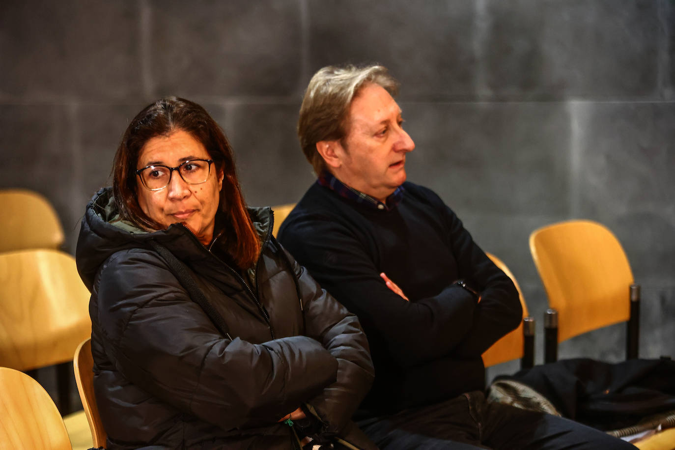 Los exconcejales llaniscos Esther Bustillo y José Herrero, durante el juicio.